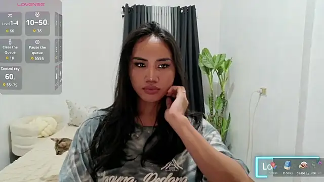 Snapshot of Divine_Goddesss chatting on 04/25/26, 03:53 Divine Goddesss online show from 04/25/26, 03:53