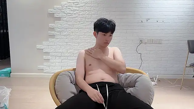 xlong00099 online show from 09/18/25, 06:15