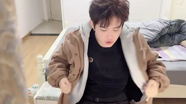 xlong00099 online show from 11/18/25, 01:33