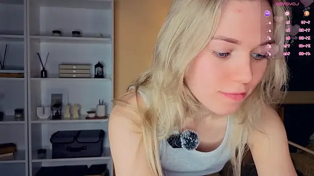 Snapshot of DianeHonnette chatting on 02/03/26, 07:41 DianeHonnette online show from 02/03/26, 07:41