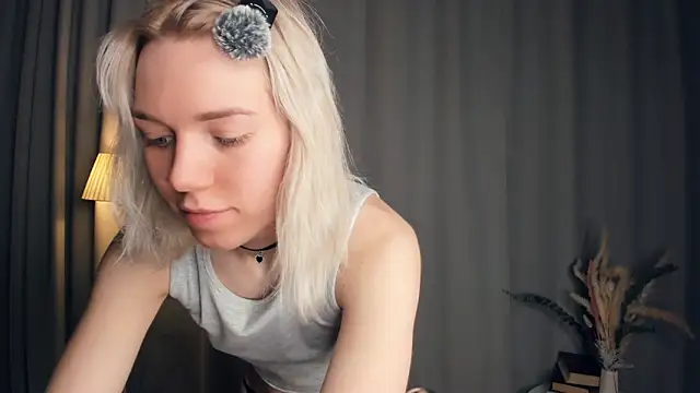 Snapshot of DianeHonnette chatting on 03/07/26, 07:33 DianeHonnette online show from 03/07/26, 07:33