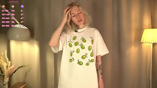 Snapshot of DianeHonnette chatting on 03/12/26, 07:31 DianeHonnette online show from 03/12/26, 07:31