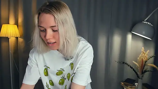 Snapshot of DianeHonnette chatting on 03/21/26, 07:28 DianeHonnette online show from 03/21/26, 07:28