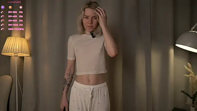 Snapshot of DianeHonnette chatting on 03/26/26, 07:30 DianeHonnette online show from 03/26/26, 07:30