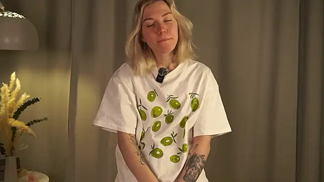 Snapshot of DianeHonnette chatting on 04/04/26, 07:22 DianeHonnette online show from 04/04/26, 07:22