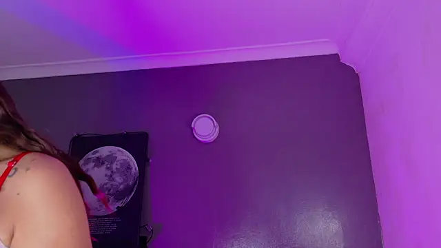 Snapshot of KeendraFox_ chatting on 12/17/25, 10:32 KeendraFox online show from 12/17/25, 10:32