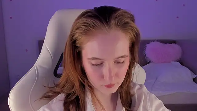 Snapshot of CrystalSoul_ chatting on 10/31/25, 01:23 CrystalSoul online show from 10/31/25, 01:23