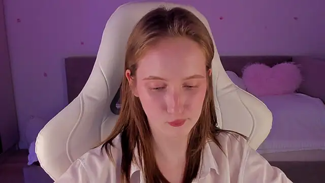 Snapshot of CrystalSoul_ chatting on 11/12/25, 12:33 CrystalSoul online show from 11/12/25, 12:33