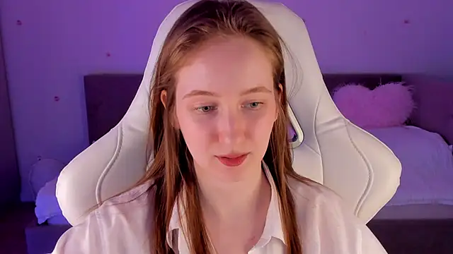 Snapshot of CrystalSoul_ chatting on 11/17/25, 11:27 CrystalSoul online show from 11/17/25, 11:27