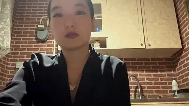 Snapshot of EmmaLeexth chatting on 09/19/25, 02:18 EmmaLeexth online show from 09/19/25, 02:18