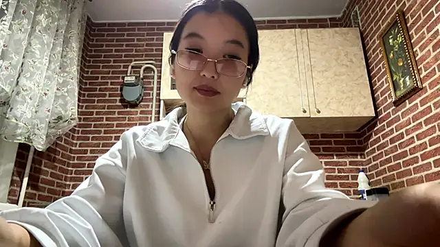 Snapshot of EmmaLeexth chatting on 09/29/25, 01:27 EmmaLeexth online show from 09/29/25, 01:27