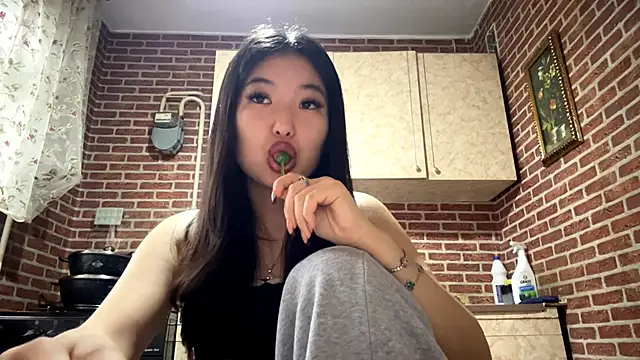 Snapshot of EmmaLeexth chatting on 03/06/26, 10:12 EmmaLeexth online show from 03/06/26, 10:12