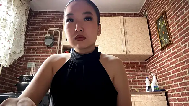 Snapshot of EmmaLeexth chatting on 03/08/26, 10:08 EmmaLeexth online show from 03/08/26, 10:08