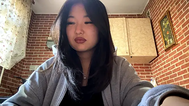 Snapshot of EmmaLeexth chatting on 03/25/26, 10:21 EmmaLeexth online show from 03/25/26, 10:21