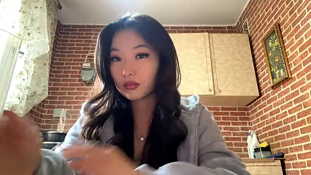 Snapshot of EmmaLeexth chatting on 04/03/26, 10:24 EmmaLeexth online show from 04/03/26, 10:24