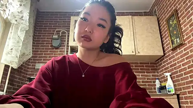 Snapshot of EmmaLeexth chatting on 04/04/26, 11:08 EmmaLeexth online show from 04/04/26, 11:08