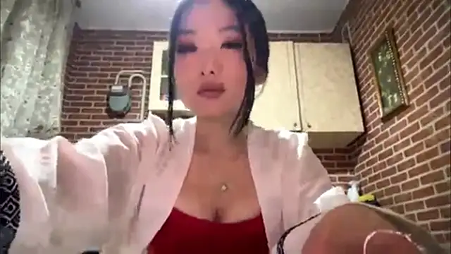 Snapshot of EmmaLeexth chatting on 04/05/26, 02:03 EmmaLeexth online show from 04/05/26, 02:03