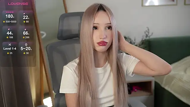 Snapshot of Laura_Obsidian chatting on 10/15/25, 02:39 Laura Obsidian online show from 10/15/25, 02:39