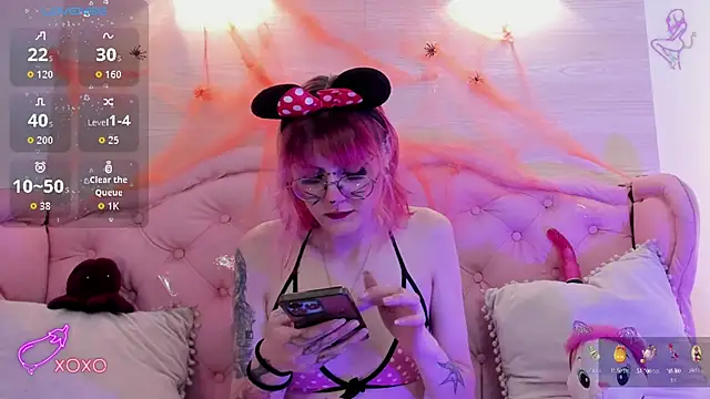 Snapshot of Rossiie_Hunt_ chatting on 10/15/25, 05:13 Rossiie Hunt  online show from 10/15/25, 05:13