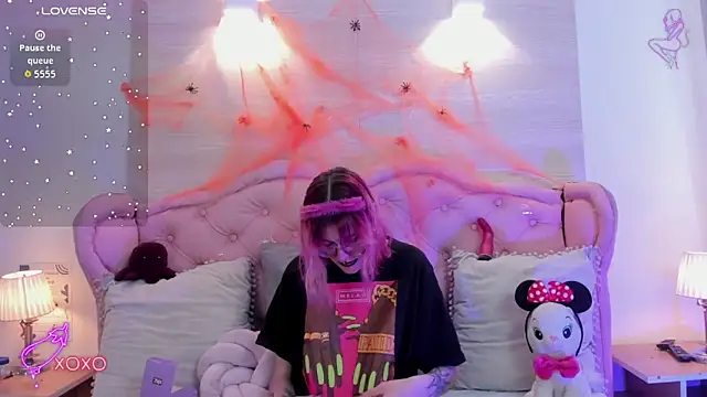 Snapshot of Rossiie_Hunt_ chatting on 10/24/25, 04:14 Rossiie Hunt  online show from 10/24/25, 04:14