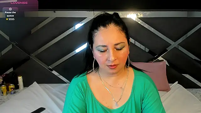 AgataThompson  online show from 12/02/25, 07:20