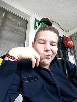 Snapshot of thefollador69 chatting on 10/27/25, 04:11 thefollador69 online show from 10/27/25, 04:11