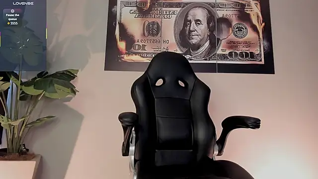 Snapshot of chrizmacgregor chatting on 10/28/25, 09:06 chrizmacgregor online show from 10/28/25, 09:06