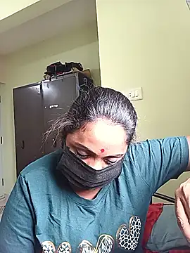 Snapshot of queendivya chatting on 10/08/25, 04:43 queendivya online show from 10/08/25, 04:43