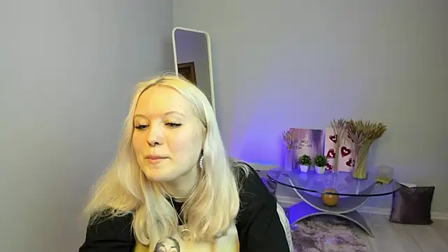 Snapshot of RoseThomas_ chatting on 09/25/25, 02:32 RoseThomas  online show from 09/25/25, 02:32