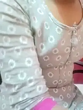 pari rani7 online show from 11/17/25, 04:40