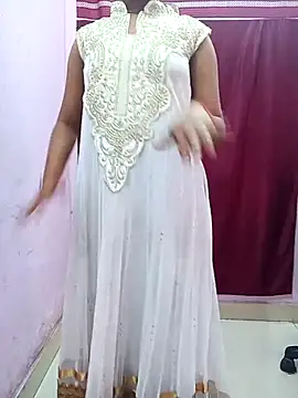 Snapshot of pari_rani7 chatting on 03/25/26, 04:40 pari rani7 online show from 03/25/26, 04:40