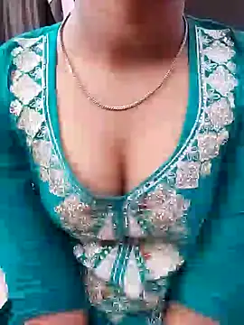 Snapshot of pari_rani7 chatting on 04/05/26, 03:58 pari rani7 online show from 04/05/26, 03:58