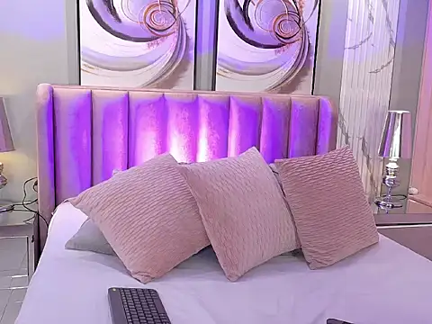 Snapshot of LuisaJonnes_ chatting on 09/20/25, 01:01 LuisaJonnes online show from 09/20/25, 01:01