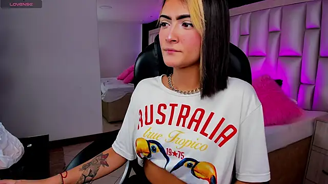 Snapshot of LuisaJonnes_ chatting on 11/12/25, 05:35 LuisaJonnes online show from 11/12/25, 05:35