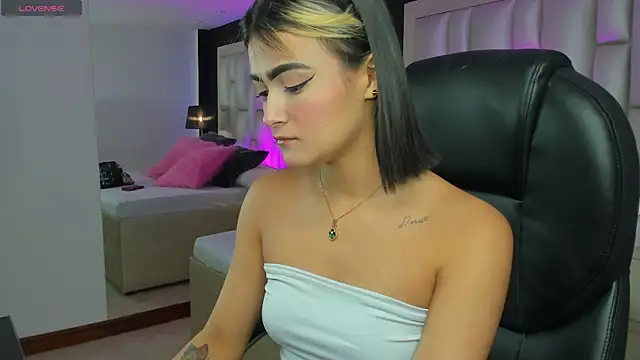 Snapshot of LuisaJonnes_ chatting on 11/18/25, 04:22 LuisaJonnes online show from 11/18/25, 04:22