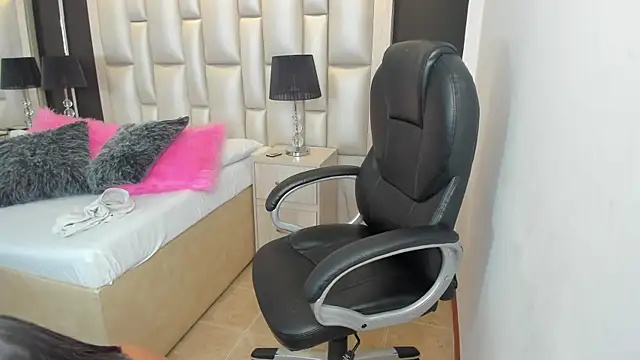 Snapshot of LuisaJonnes_ chatting on 11/29/25, 05:27 LuisaJonnes online show from 11/29/25, 05:27