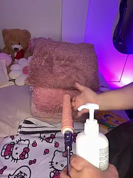 Snapshot of Mericute_ chatting on 10/17/25, 02:37 Mericute online show from 10/17/25, 02:37