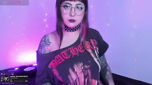 Snapshot of Hallucigenia_ chatting on 04/24/26, 01:41 Hallucigenia online show from 04/24/26, 01:41