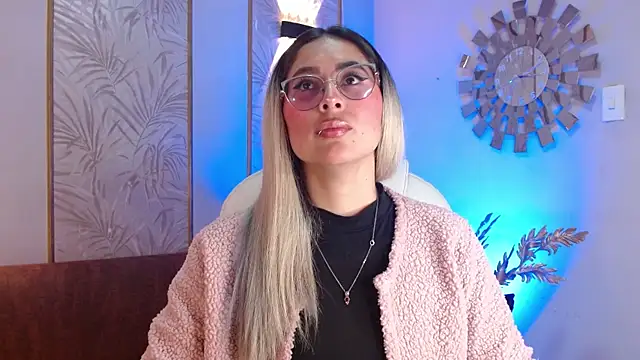 Snapshot of LunaaGrey_ chatting on 09/26/25, 03:10 LunaaGrey  online show from 09/26/25, 03:10