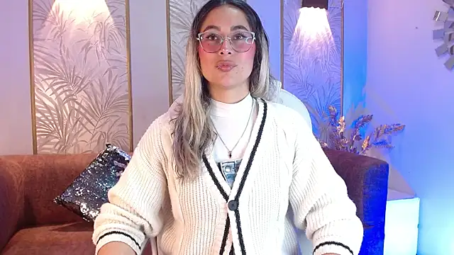 Snapshot of LunaaGrey_ chatting on 10/04/25, 04:21 LunaaGrey  online show from 10/04/25, 04:21