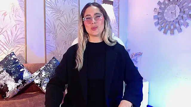 Snapshot of LunaaGrey_ chatting on 10/10/25, 03:49 LunaaGrey  online show from 10/10/25, 03:49