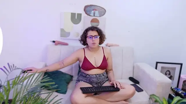 Snapshot of dirty_feelena chatting on 10/19/25, 05:46 dirty feelena online show from 10/19/25, 05:46