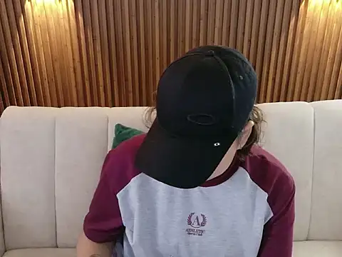 Snapshot of dirty_feelena chatting on 12/19/25, 07:32 dirty feelena online show from 12/19/25, 07:32