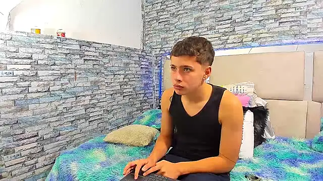 Julian wolf18 online show from 10/09/25, 01:53