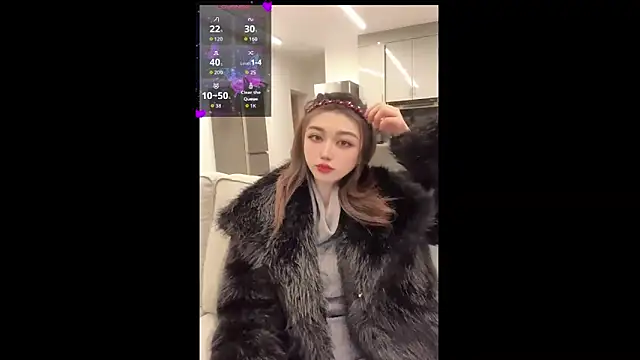 Snapshot of fioralba chatting on 12/21/25, 12:01 fioralba online show from 12/21/25, 12:01