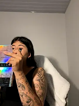 Carolinecute online show from 10/17/25, 12:01