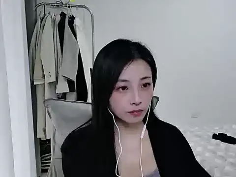 Snapshot of Mien-MM chatting on 10/17/25, 04:59 Mien-MM online show from 10/17/25, 04:59