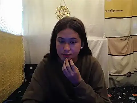 Snapshot of girlyesha chatting on 10/15/25, 01:17 girlyesha online show from 10/15/25, 01:17