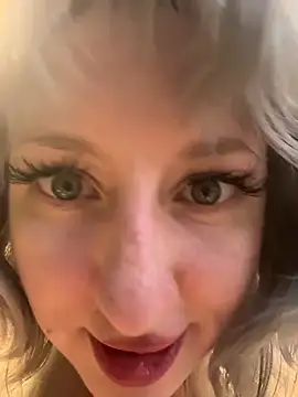 Snapshot of RonnieKiss chatting on 03/18/26, 12:52 RonnieKiss online show from 03/18/26, 12:52