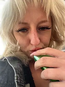 Snapshot of RonnieKiss chatting on 04/10/26, 06:29 RonnieKiss online show from 04/10/26, 06:29